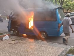 Mobil Angkot di Veteran Malang Tiba-Tiba Terbakar, Diduga Korsleting Listrik