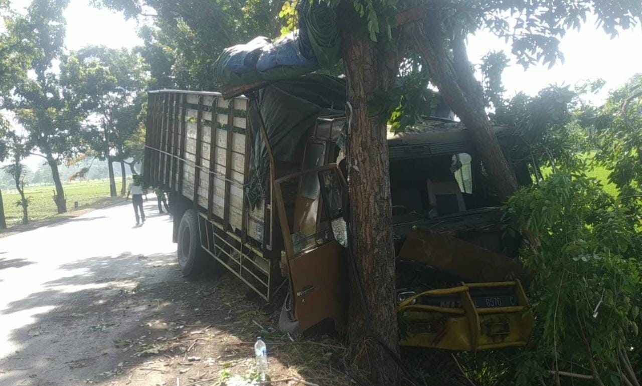 Kecelakaan truk. (Foto: Laoh Mahfud/Tugu Jatim)