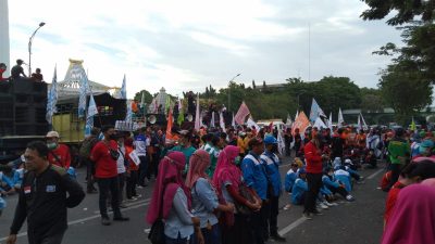 Buruh di Surabaya. (Foto: Rahman Hakim/Tugu Jatim)