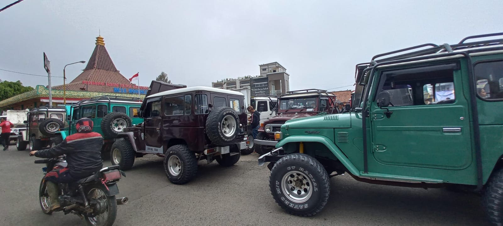 Paguyuban jeep Bromo. (Foto: Laoh Mahfud/Tugu Jatim)