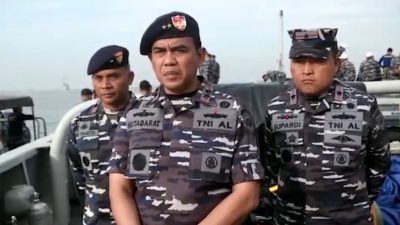 Panglima Koarmada II, Laksda TNI Hutabarat saat memberikan keterangan kepada media.