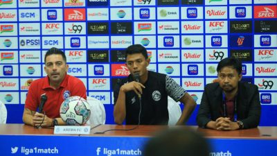 Pelatih Arema FC Javier Roca (kiri) bersama pemain Dedik Setiawan (tengah) saat konferensi pers usai laga Arema FC versus Persib Bandung, Minggu (11/9/2022).