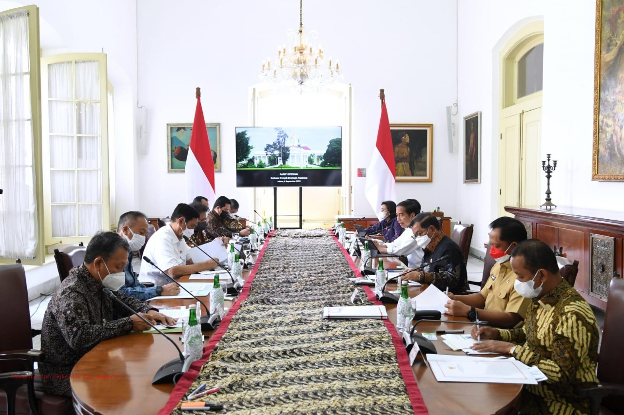 Presiden Joko Widodo memimpin rapat terbatas dengan sejumlah menteri Kabinet Kerja membahas evaluasi PSN di Istana Negara.