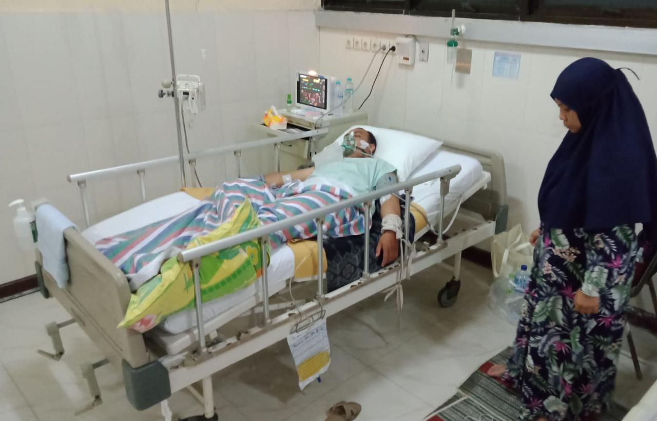 5 Hari Tak Sadarkan Diri, Wartawan Pasuruan yang Diduga Keracunan Isi Paket Misterius Akhirnya Siuman 3 Wartawan Pasuruan. (Foto: Dok keluarga/Tugu Jatim)