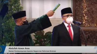 Abdullah Azwar Anas saat diambil sumpah dan janji jabatan sebagai Menteri PANRB Kabinet Indonesia Maju.