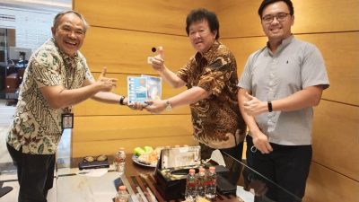 Dr Aqua Dwipayana menyerahkan buku "super best seller" Trilogi The Power of Silaturahim karyanya kepada pemilik Hotel Golden Tulip Holland Batu Sonny Njonoriswondo dan putra sulungnya Andrian SN.