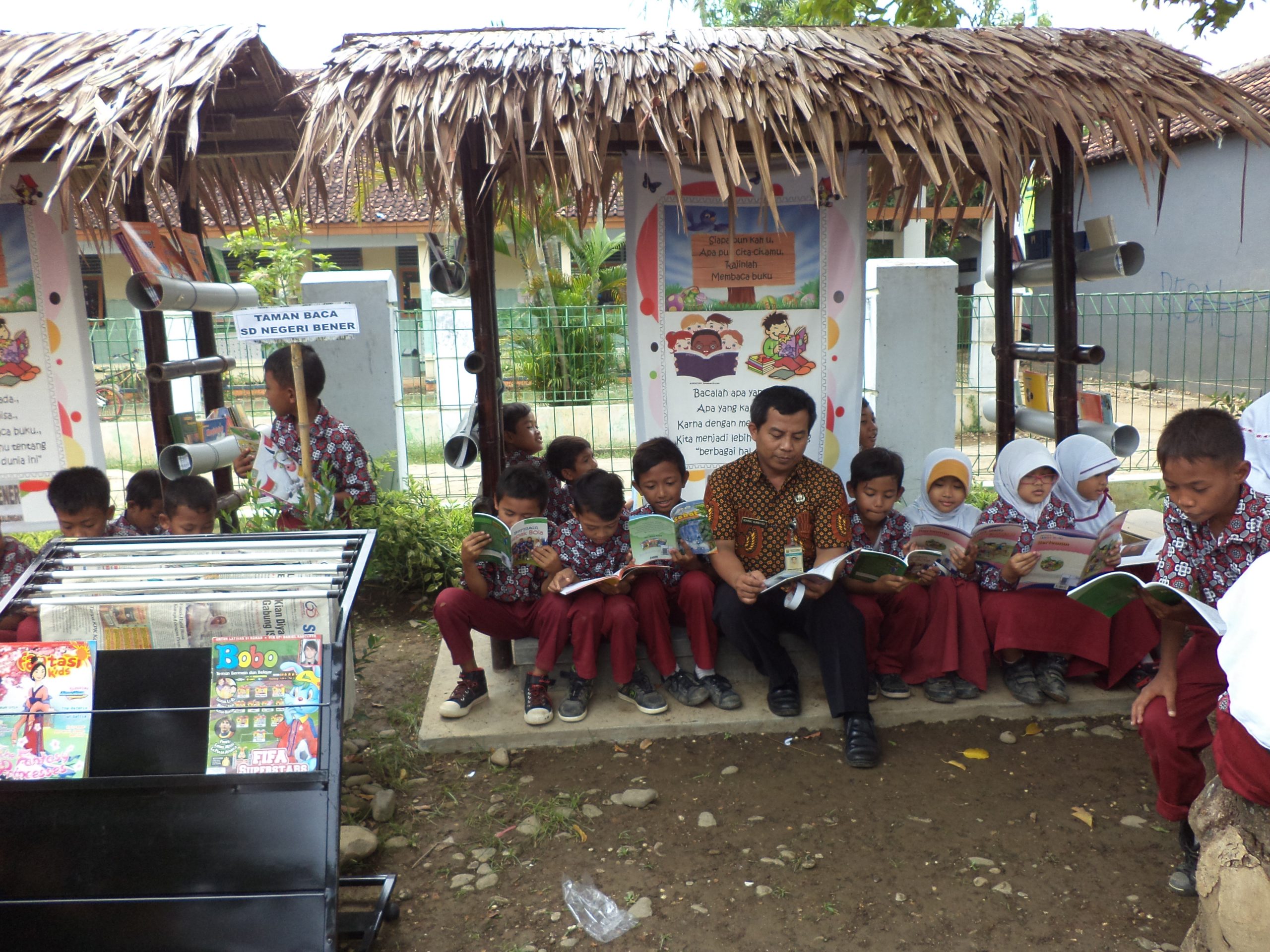 Rohmad Kurniadi mendampingi kegiatan membaca buku yang dilaksanakan oleh SD Negeri Bener setiap Hari Sabtu.