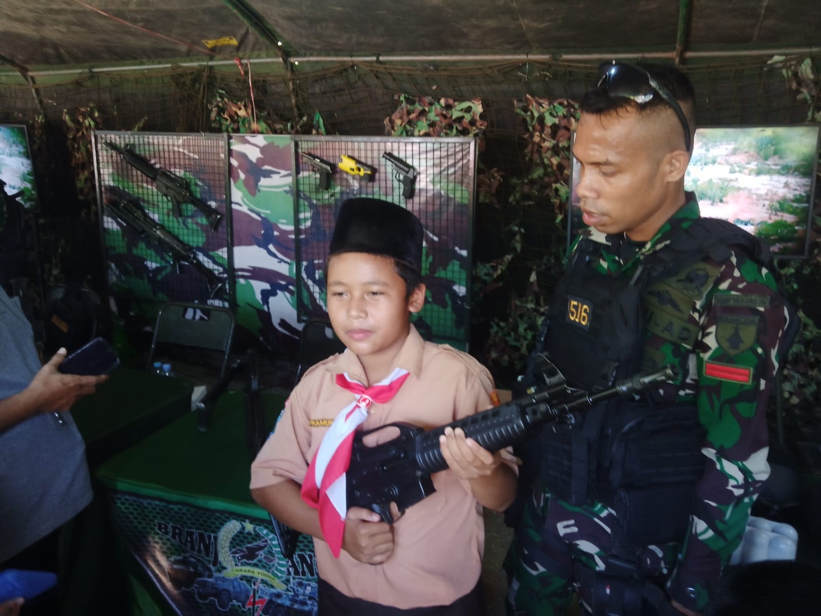 Anak-anak Serbu Pameran Alutsista TNI AD di Tuban 3 alutsista tugu jatim