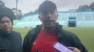 Pelatih baru Arema FC, Javier Roca usai memimpin sesi latihan perdananya bersama Arema FC di Stadion Gajayana, Malang.