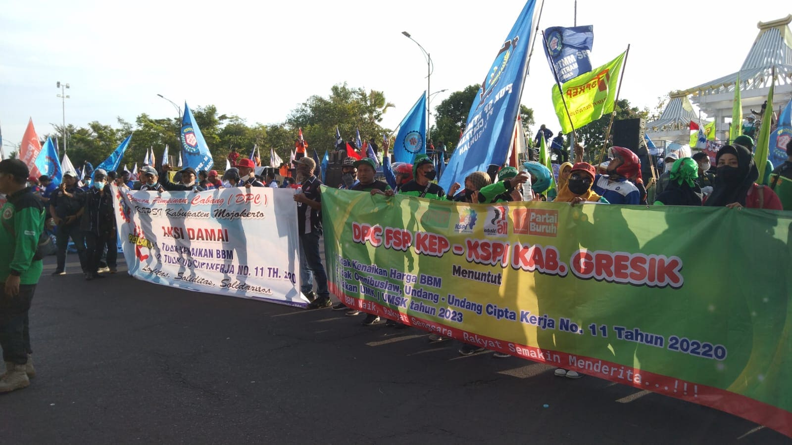 Buruh Jatim demo. (Foto: Rahman Hakim/Tugu Jatim)