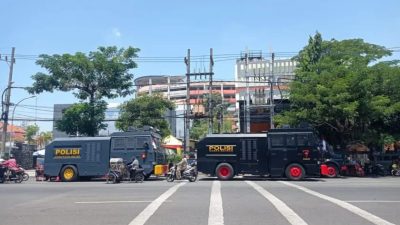 Mobil Barier Kepolisian Daerah Jawa Timur dan Polrestabes Surabaya siaga di titik kumpul aksi.