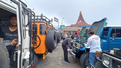 Wisatawan sewa jeep. (Foto: Laoh Mahfud/Tugu Jatim)