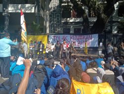 Aksi Tolak Kenaikan Harga BBM Jilid II, Mahasiswa PMII Malang Geruduk Gedung DPRD