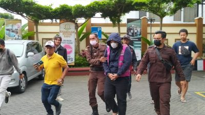 AFR, staf PNS di Bapenda Kota Batu digelandang dari ruang tahanan Kejari Kota Batu, Kamis (8/9/2022).