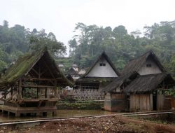 Potret Kehidupan Warga di Kampung Naga Tasikmalaya, Hidup tanpa Listrik dan Menyatu dengan Alam