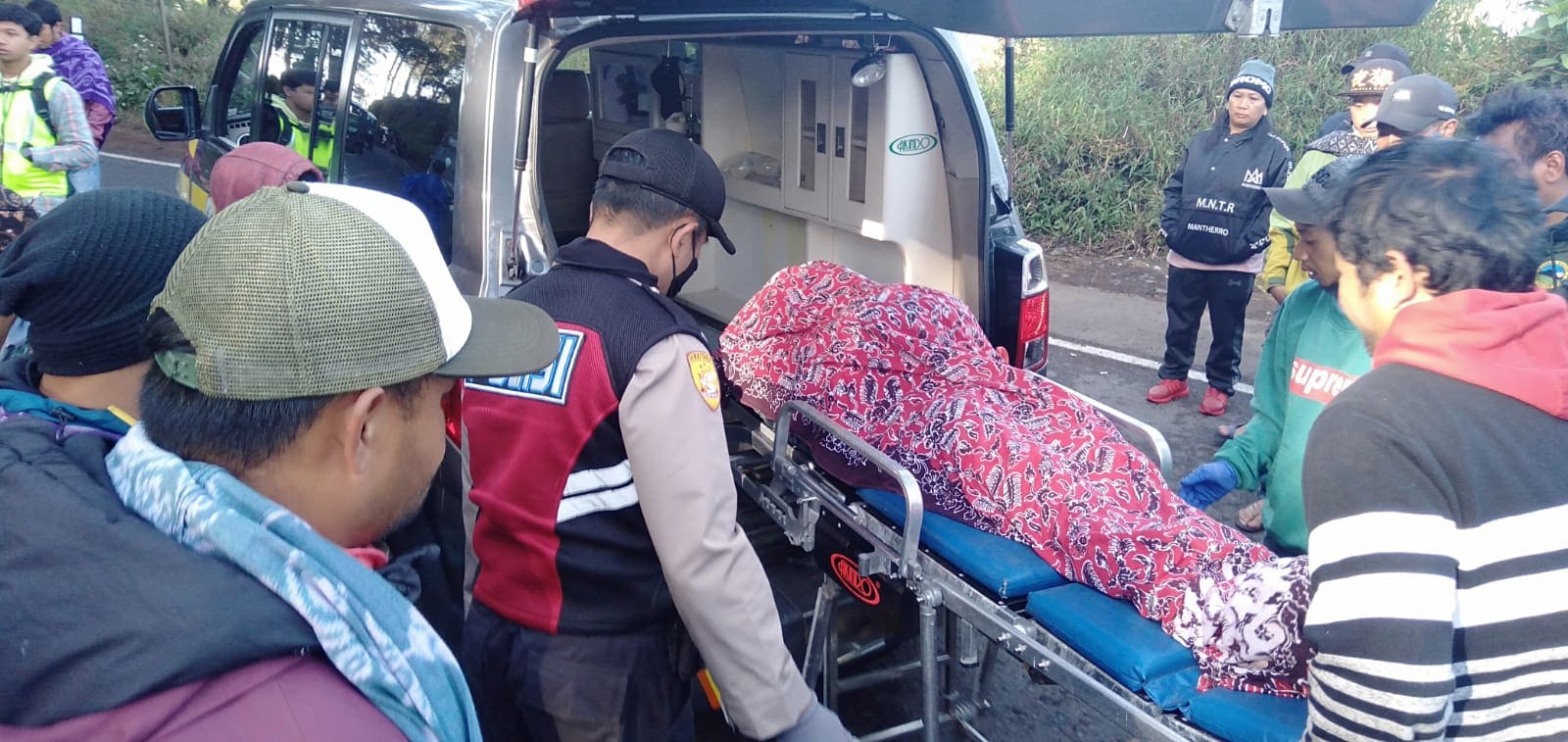 Mobil jeep wisatawan. (Foto: Dok Polsek Tosari/Tugu Jatim)