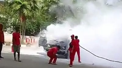 Mobil pickup terbakar. (Foto: video kiriman warga/Tugu Jatim)