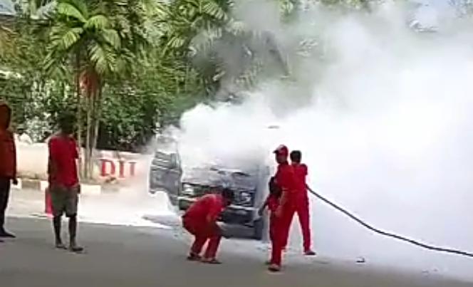 Mobil pickup terbakar. (Foto: video kiriman warga/Tugu Jatim)