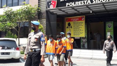 Tersangka pelaku pengeroyokan.(Foto: Rahman Hakim/Tugu Jatim)