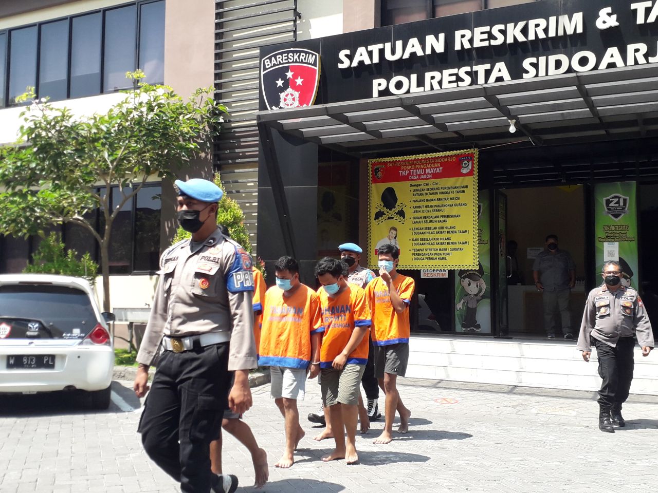 Tersangka pelaku pengeroyokan.(Foto: Rahman Hakim/Tugu Jatim)