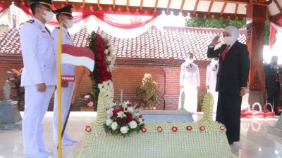 Jelang HUT Ke-77 Provinsi Jatim, Gubernur Khofifah Pimpin Apel Ziarah di Makam RMT Ario Soerjo