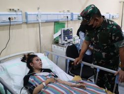Support Korban Tragedi Kanjuruhan, Kasad Jenderal TNI Dudung Jenguk Pasien di RSSA Malang