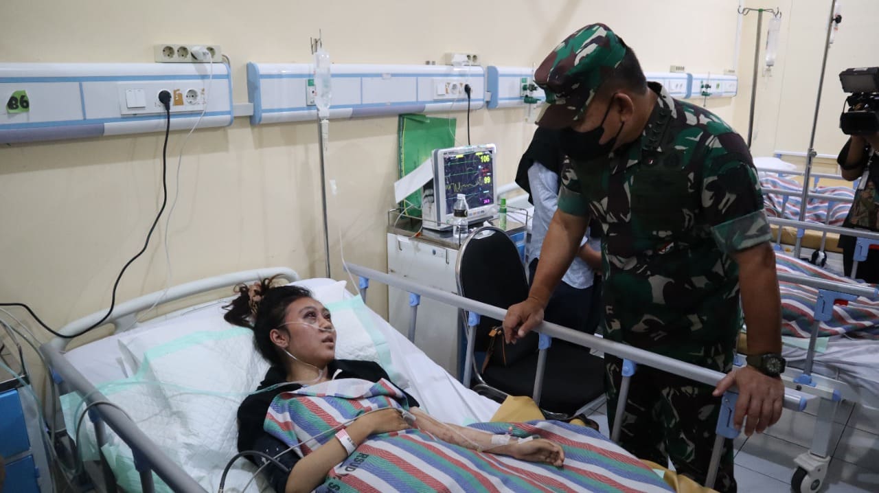 Support Korban Tragedi Kanjuruhan, Kasad Jenderal TNI Dudung Jenguk Pasien di RSSA Malang 5 Korban tragedi Kanjuruhan. (Foto: Dok. Penrem 083/Baladhika Jaya/Tugu Jatim)
