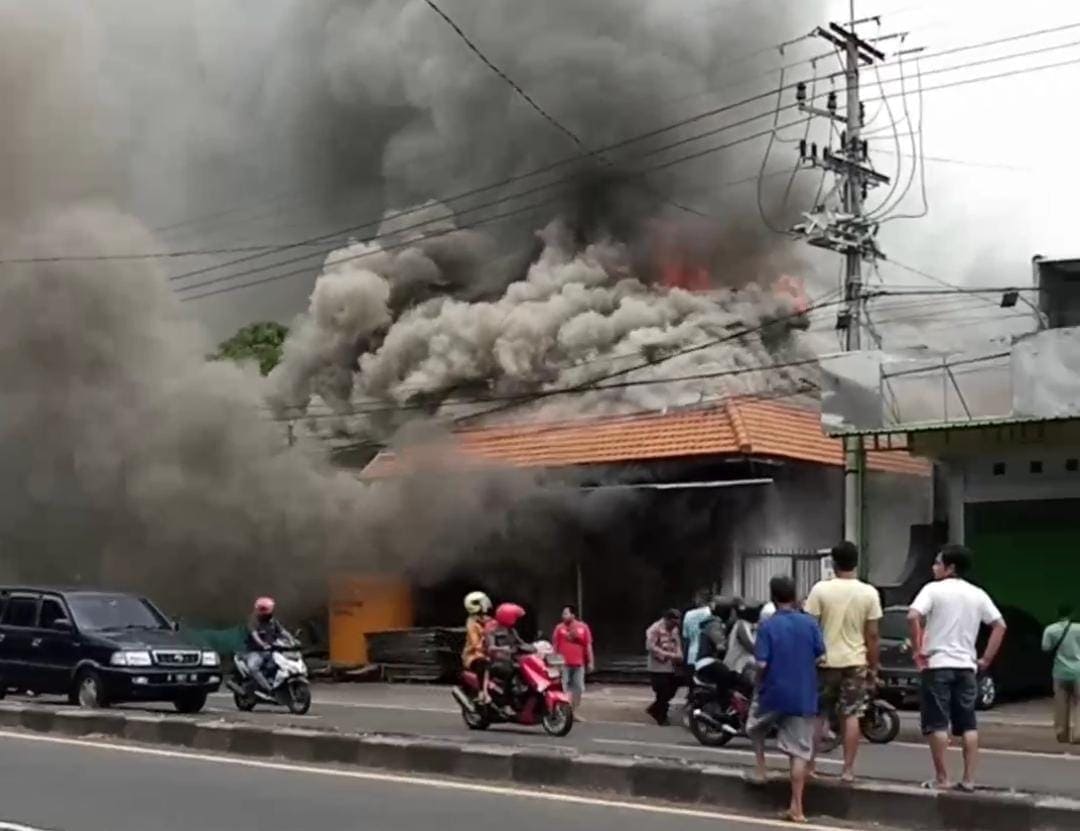 toko dan rumah ludes terbakar.(Foto: Dok warga/Tugu Jatim)