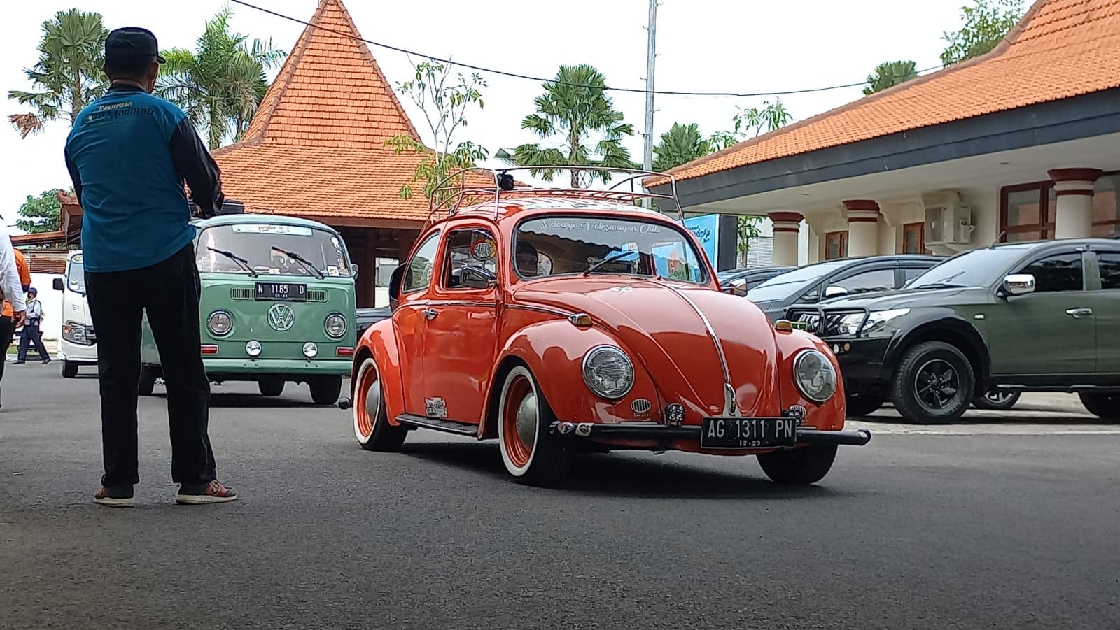 Vespa dan Mobil VW. (Foto: Laoh Mahfud/Tugu Jatim)