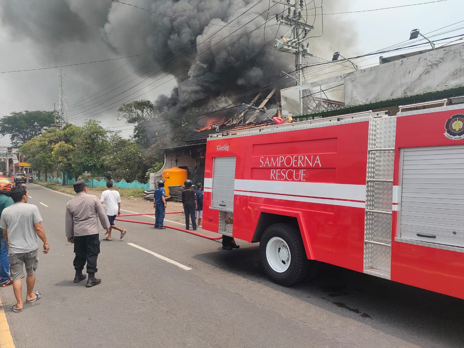 toko dan rumah ludes terbakar.(Foto: Dok warga/Tugu Jatim)