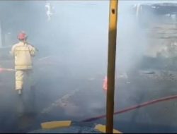 Diduga Korsleting Listrik, Bus Terbakar di Pintu Tol Menanggal Surabaya
