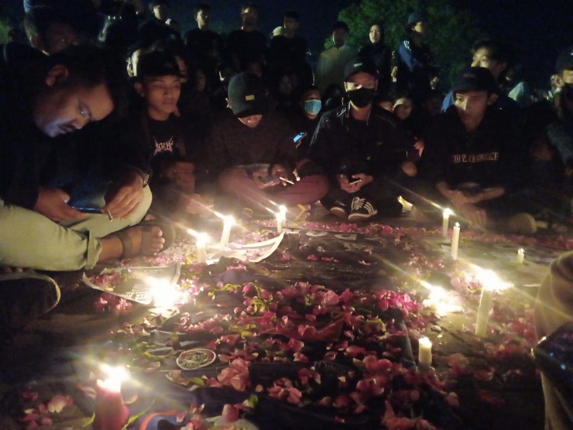 Suporter Tuban doa bersama.(Foto: Mochamad Abdurrochim/Tugu Jatim)