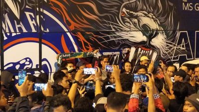 Aremania-Bonek damai. (Foto: M. Ulul Azmy/Tugu Malang)