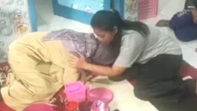 Video Dugaan Penjual Dawet Viral Minta Maaf, Bersimpuh pada Istri Almarhum Sam Nawi 