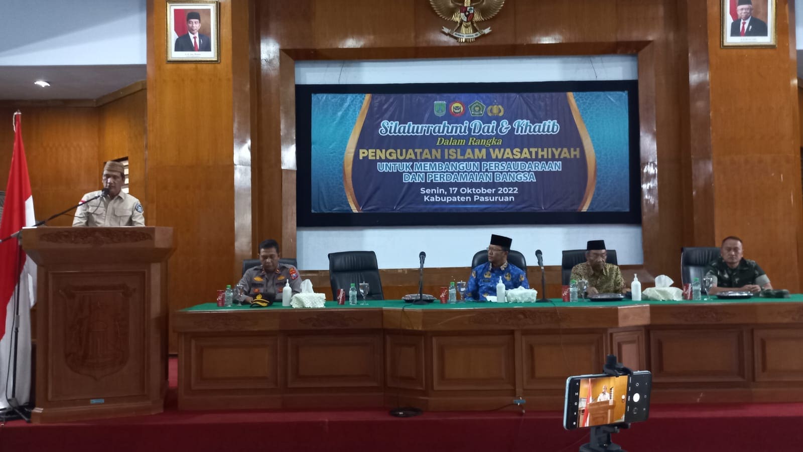 Dai dan khatib. (Foto: Laoh Mahfud/Tugu Jatim)