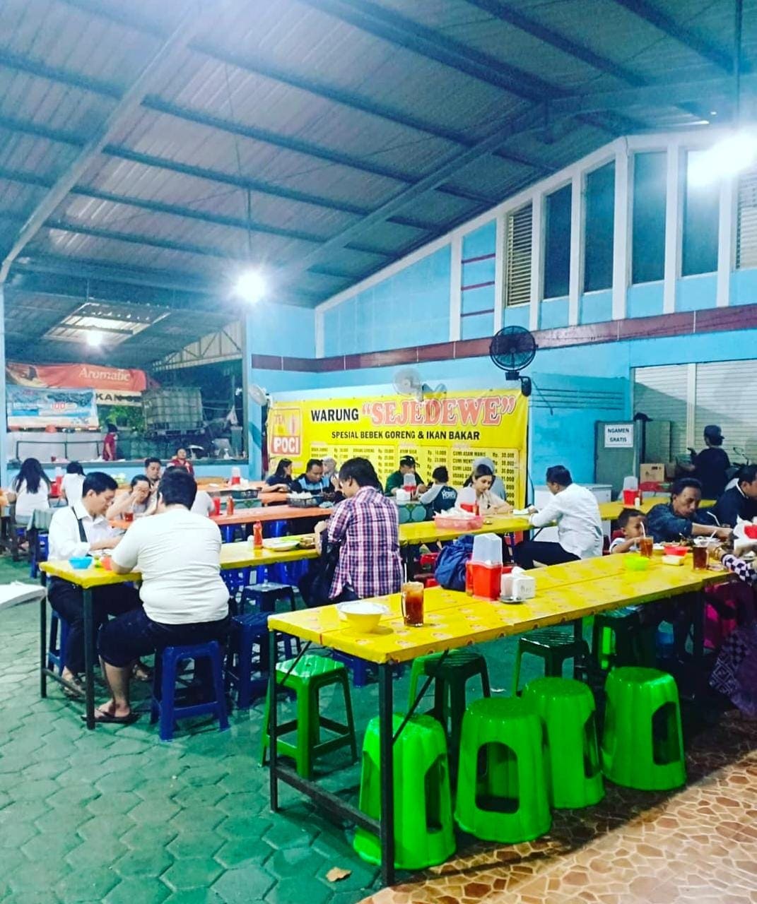 Wisata kuliner malam Surabaya. (Foto: IG @warungsejedewe/Tugu Jatim)