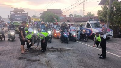 Terlindas truk tronton. (Foto: Dok Satlantas Polres Pasuruan/Tugu Jatim)