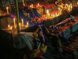 Foto: Tabur Bunga dan 1.000 Lilin untuk Korban Tragedi Kanjuruhan