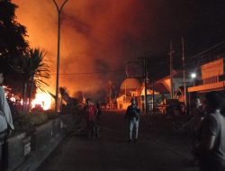 Jalur Pantura di Pasuruan Tutup Total Akibat Kebakaran Pabrik Kayu