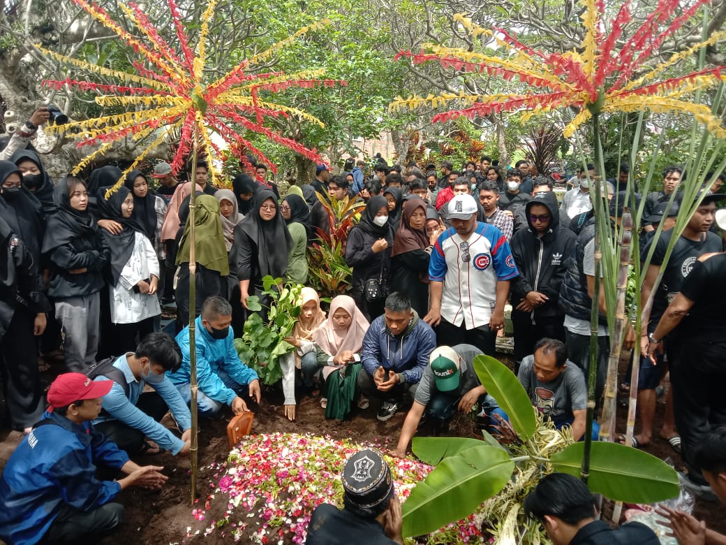 tragedi kanjuruhan tugu jatim