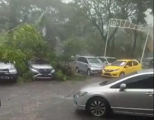 Hujan Angin di Sidoarjo Rusak Rumah Warga 6 hujan angin tugu jatim
