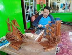 Kisah M Sail, Difabel di Tuban Pembuat Miniatur Kapal Pinisi dari Bambu