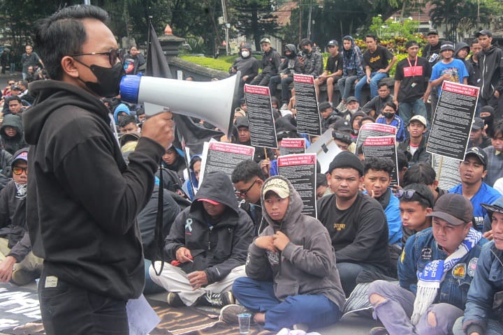 aremania tugu jatim