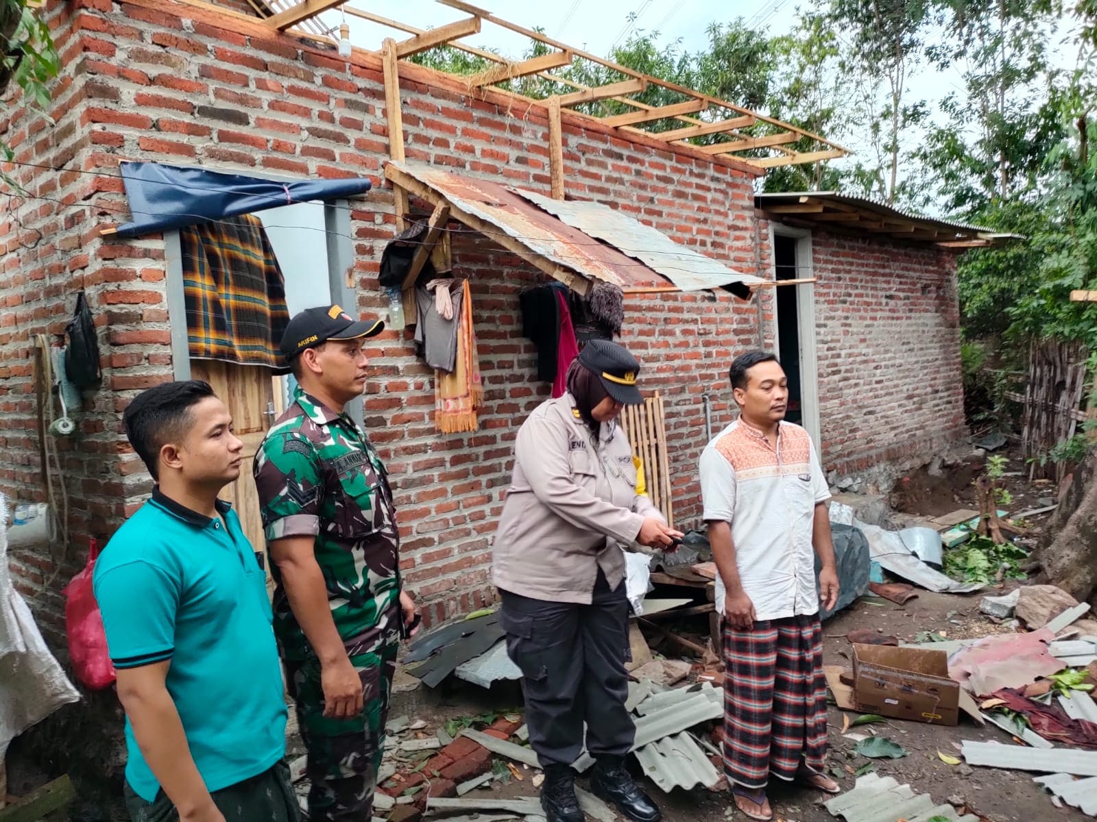 Angin puting beliung. (Foto: dok Polsek Sukorejo/Tugu Jatim)