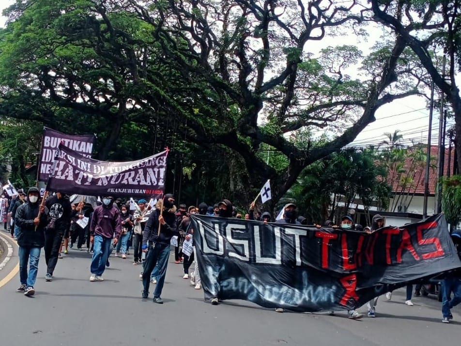 Aksi Aremania. (Foto: M. Sholeh/Tugu Malang)
