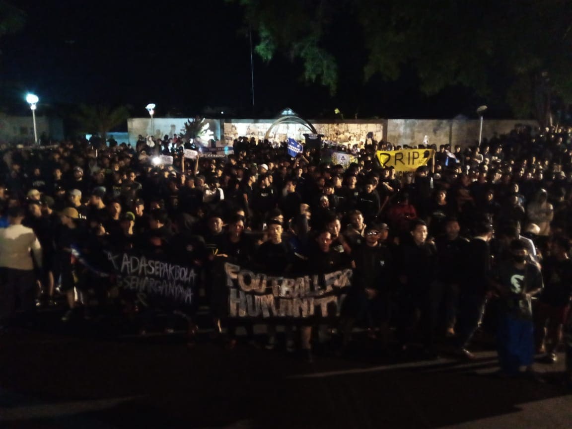 Suporter Tuban doa bersama.(Foto: Mochamad Abdurrochim/Tugu Jatim)