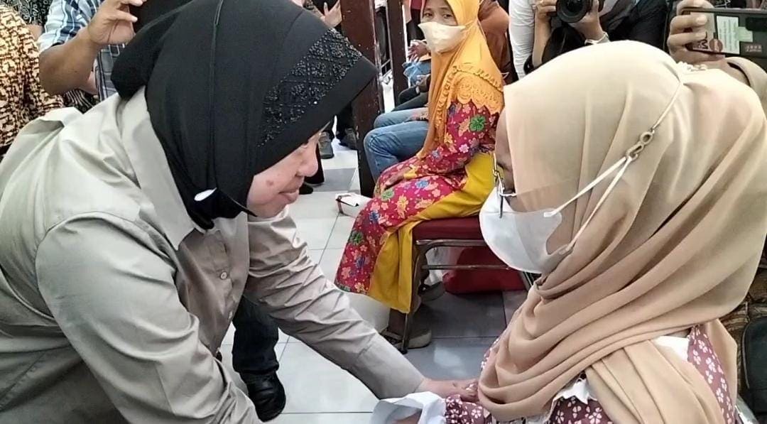 Keluarga korban tragedi Kanjuruhan. (Foto: Laoh Mahfud/Tugu Jatim)