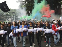 Aremania Tuntut Keadilan, Kerahkan Ribuan Massa hingga Bawa Keranda Simbol 135 Korban Tragedi Kanjuruhan