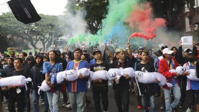 Aremania Tuntut Keadilan, Kerahkan Ribuan Massa hingga Bawa Keranda Simbol 135 Korban Tragedi Kanjuruhan