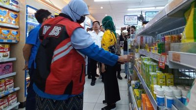 Razia obat sirup. (Foto: Laoh Mahfud/Tugu Jatim)